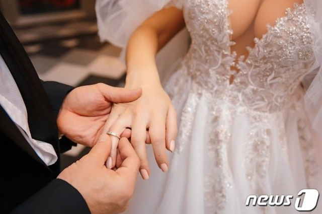 Vận động viên thể hình kết hôn cùng... búp bê sau hai năm 'hẹn hò' ảnh 4