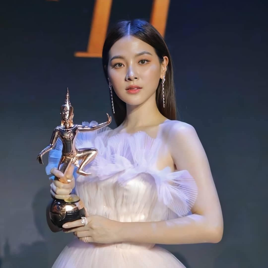 Mỹ nhân 'Chiếc lá cuốn bay' đẹp tựa nữ thần trong đêm trao giải 'Oscar Thái Lan' ảnh 4