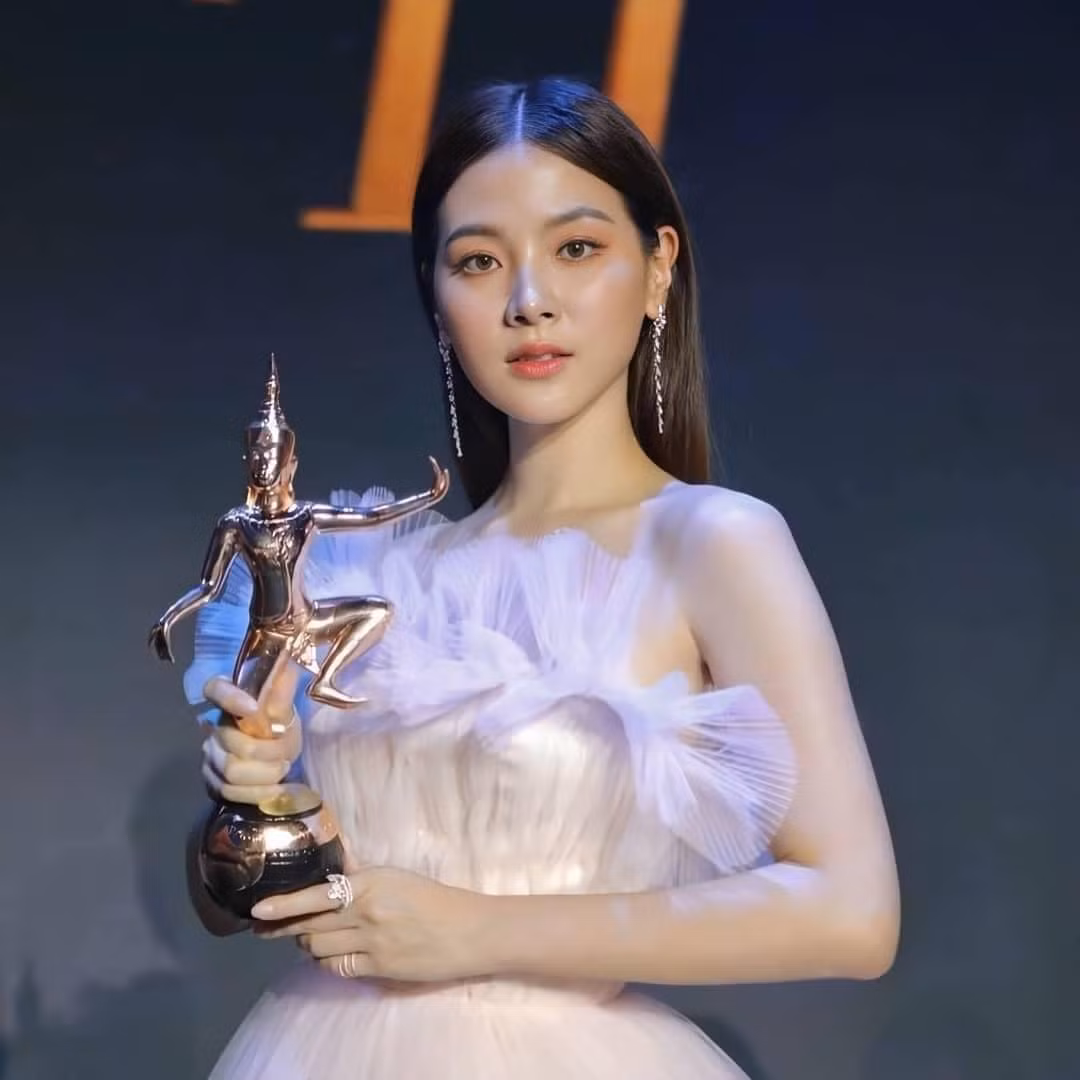 Mỹ nhân 'Chiếc lá cuốn bay' đẹp tựa nữ thần trong đêm trao giải 'Oscar Thái Lan' ảnh 4