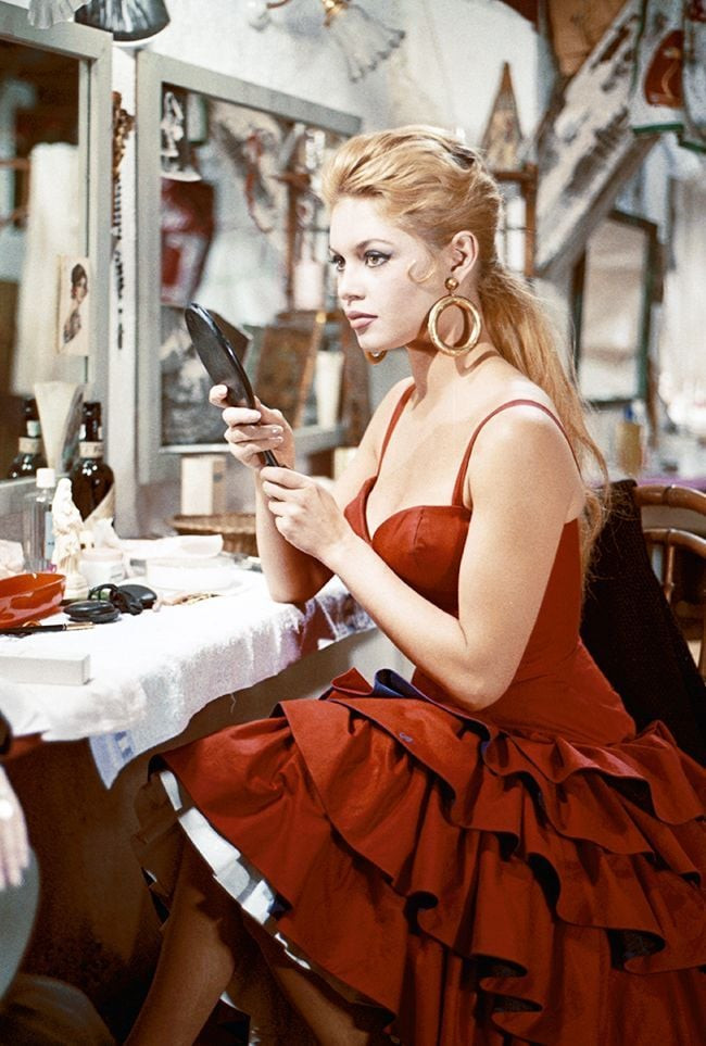 'Biểu tượng gợi cảm' Brigitte Bardot và những phong cách thời trang dẫn đầu xu hướng ảnh 9