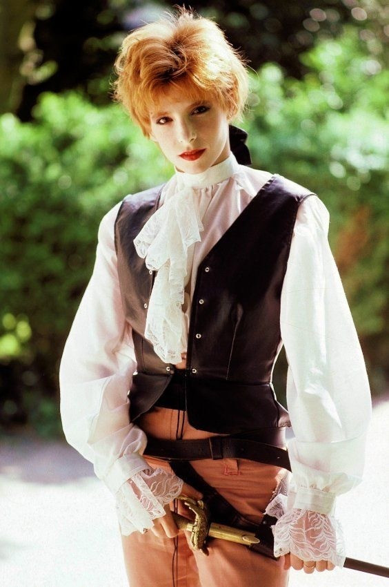 Nhan sắc 'bước ra từ truyện tranh' của nữ danh ca U60 người Pháp ảnh 4