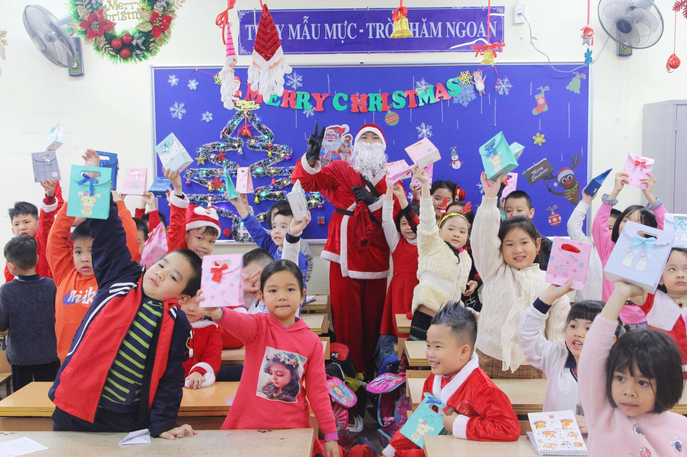 Một ngày bận rộn của 'ông già Noel' 9x tại Hà Nội ảnh 4