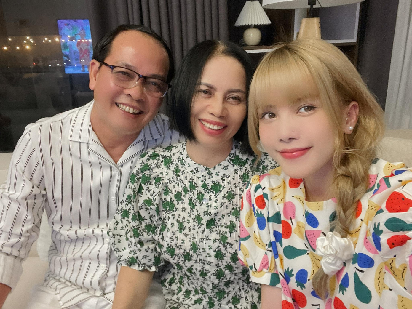 Thiều Bảo Trâm bên gia đình đón Tết, Minh Vương có giao thừa đặc biệt trong khu cách ly ảnh 4