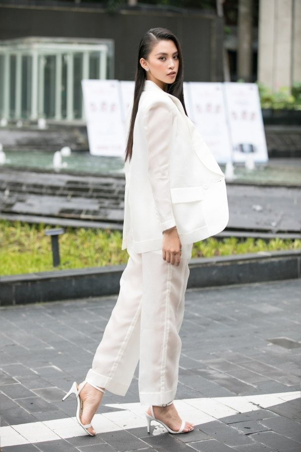 Cùng chọn suit xuyên thấu, Tăng Thanh Hà và Tiểu Vy quyến rũ đẹp hút mắt ảnh 5