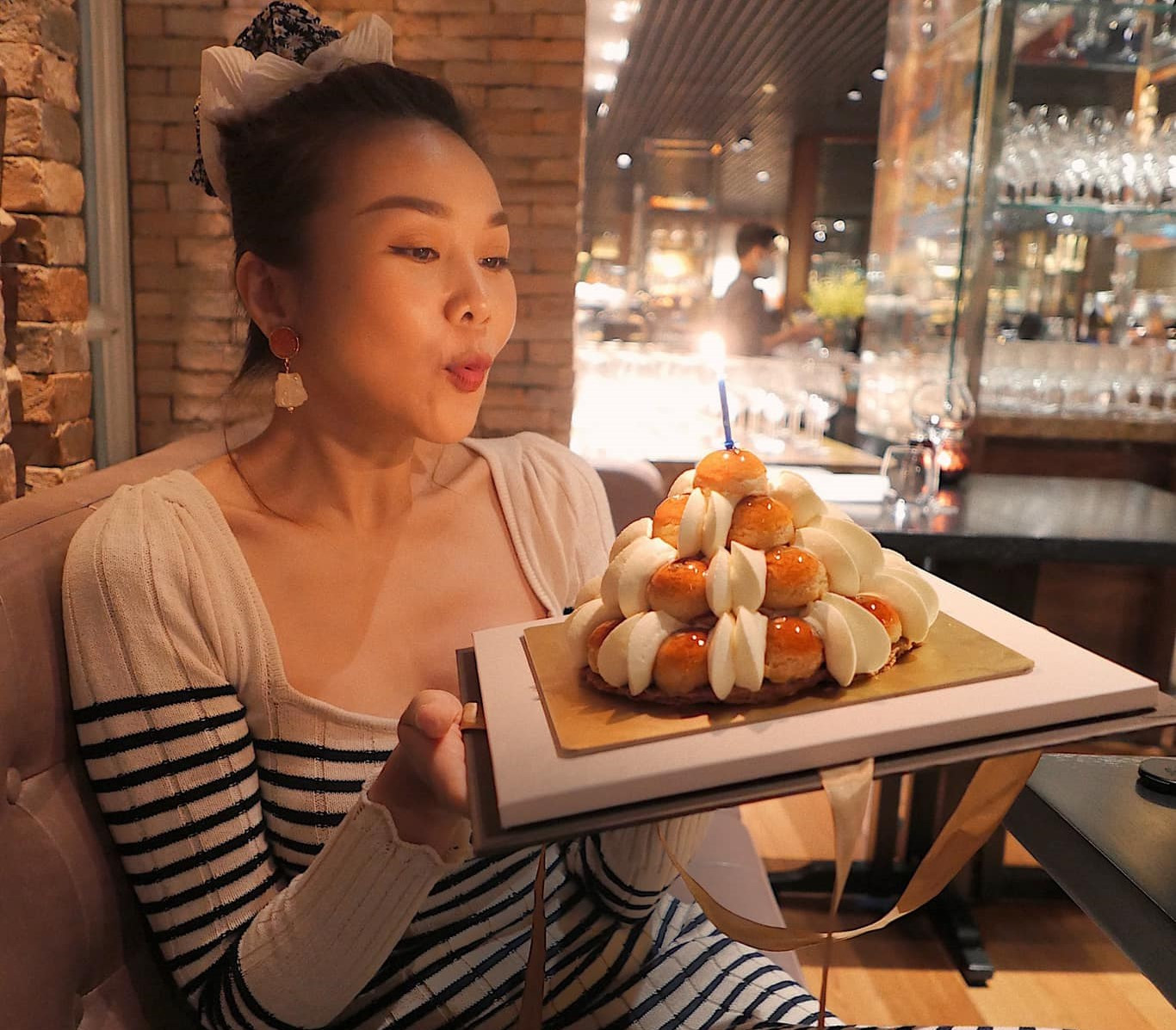 Thanh Hằng khoe quà 'khủng' ngập nhà trong ngày sinh nhật ảnh 1