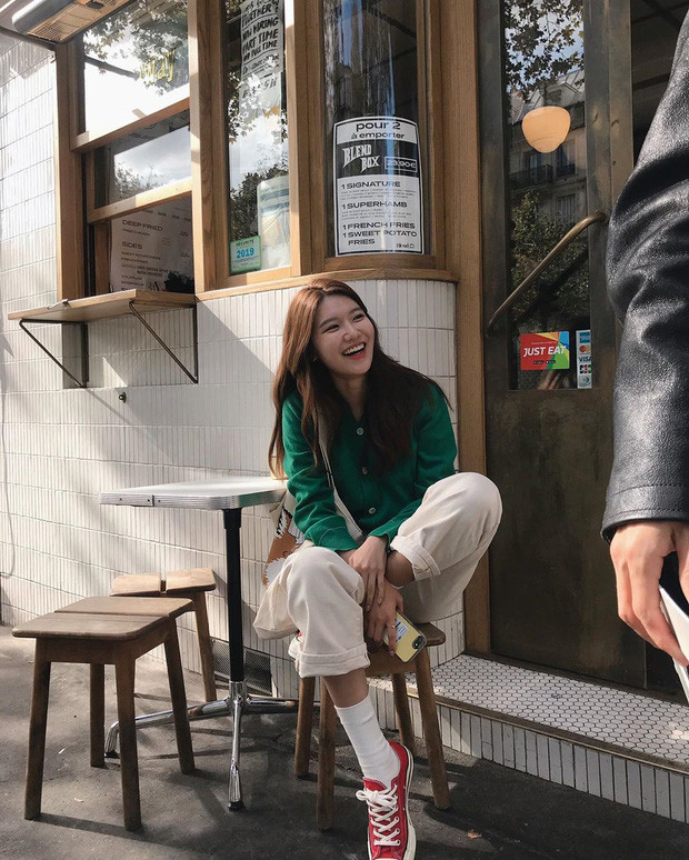 Học các nữ idol xứ Hàn cách mix đồ 'sương sương' chào thu ảnh 1