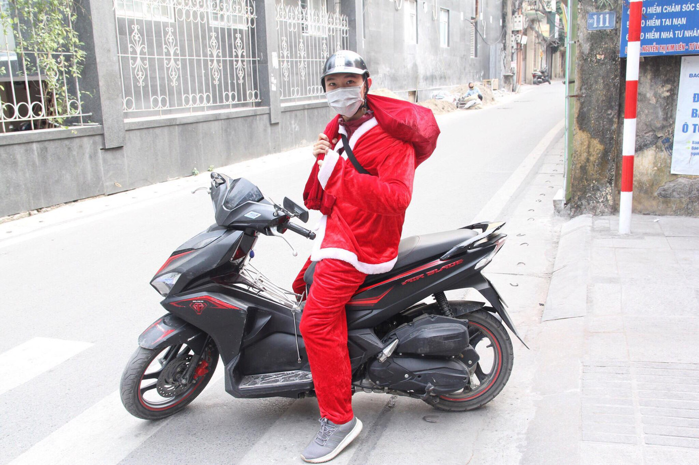 Một ngày bận rộn của 'ông già Noel' 9x tại Hà Nội ảnh 11