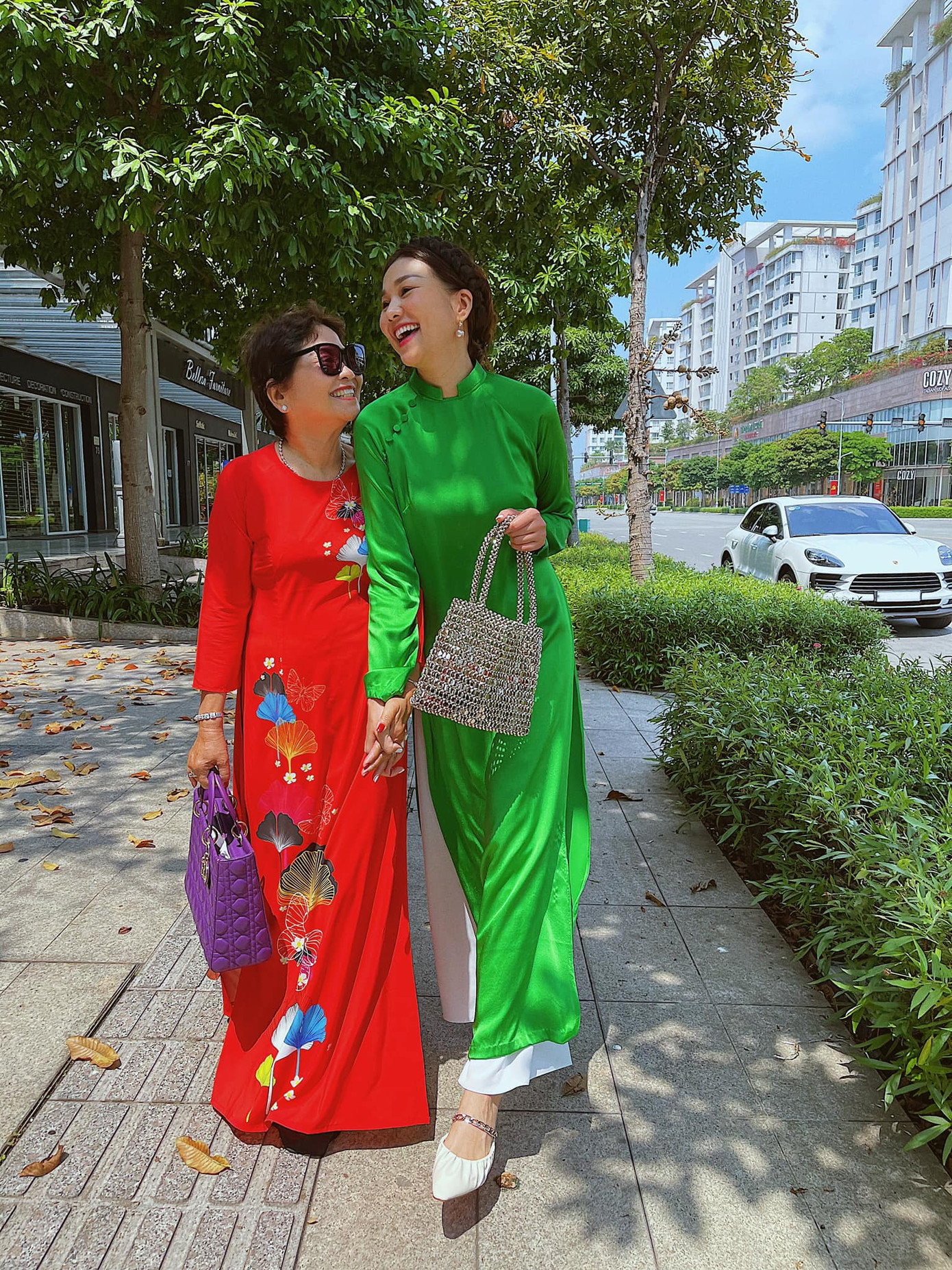 SAO VIỆT MÙNG 1 TẾT: Lệ Quyên đi chùa, Hương Giang tình tứ bên Matt Liu ảnh 2