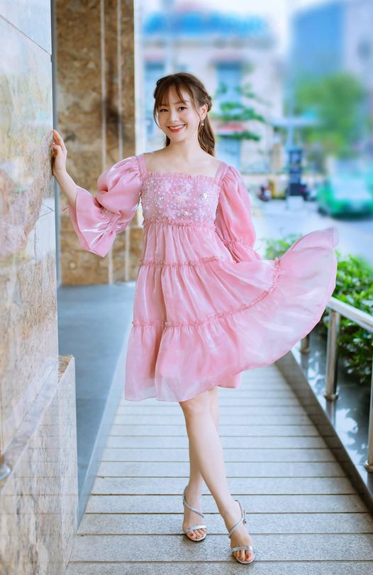 Hoa hậu Đỗ Thị Hà diện đầm khoét eo quyến rũ nhất tuần ảnh 3