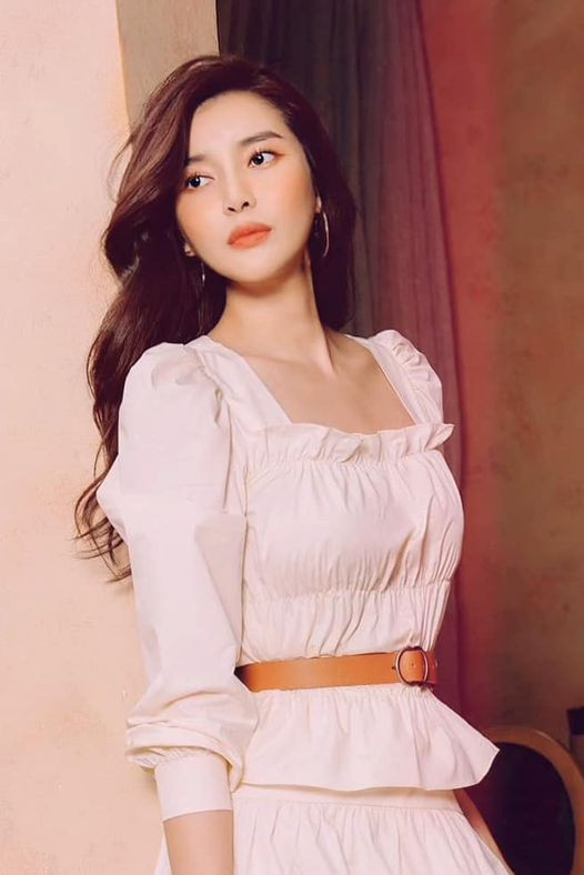 Hoa hậu Giáng My lăng xê mốt áo chần bông sặc sỡ, Hồng Diễm 'đổi gió' với style cá tính ảnh 1