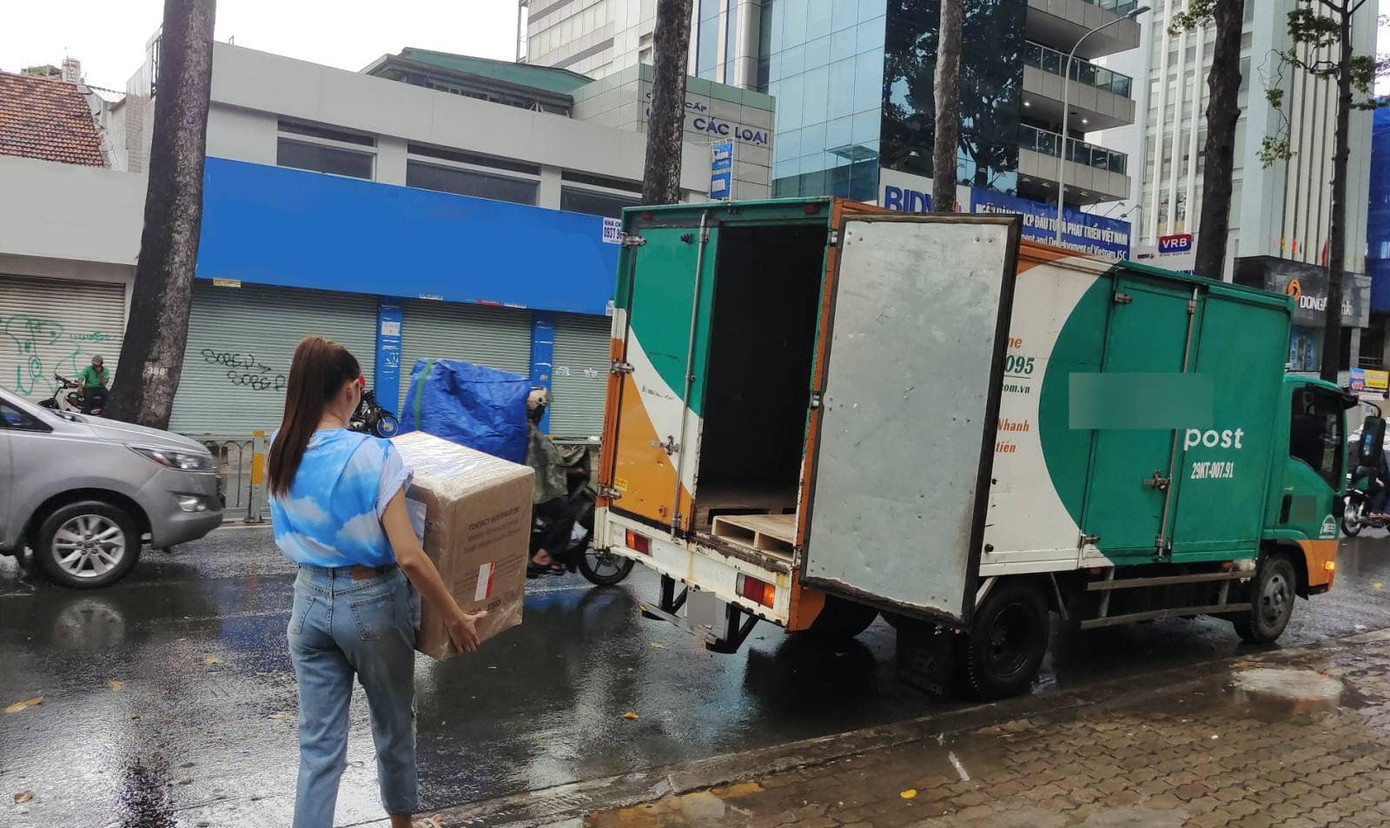 Võ Hoàng Yến tự tay bê từng thùng khẩu trang ủng hộ Đà Nẵng chống COVID-19 ảnh 1