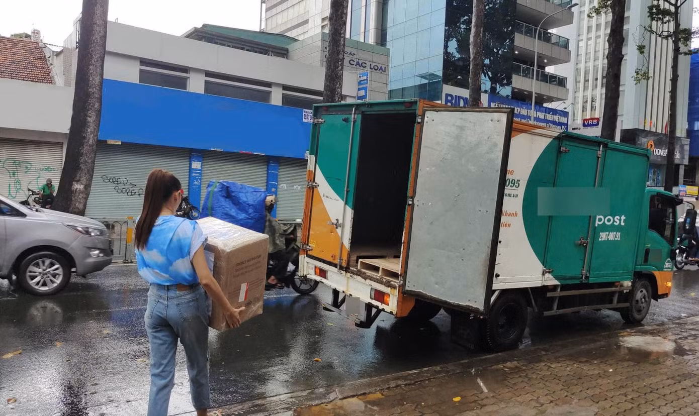Võ Hoàng Yến tự tay bê từng thùng khẩu trang ủng hộ Đà Nẵng chống COVID-19 ảnh 1