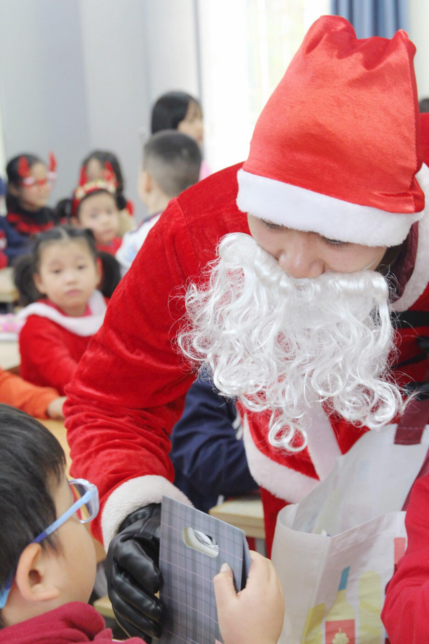 Một ngày bận rộn của 'ông già Noel' 9x tại Hà Nội ảnh 7