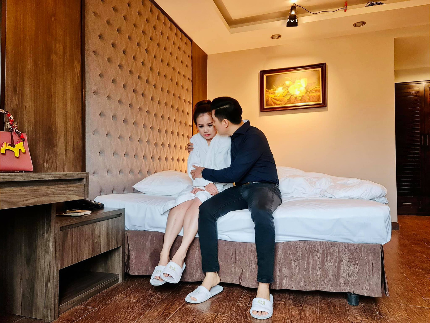 Hoàng Yến tung ảnh giường chiếu mùi mẫn với Việt Anh trong 'Hồ sơ cá sấu' ảnh 2