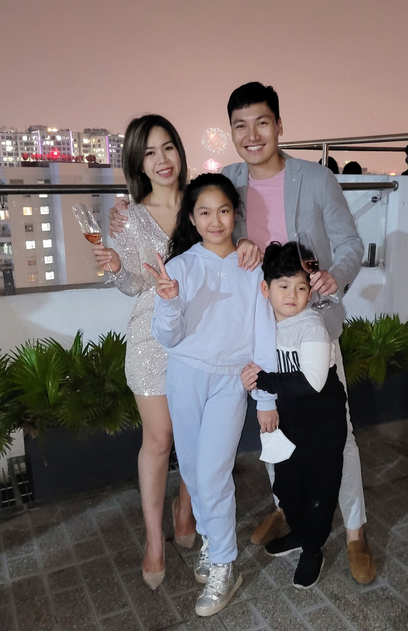 Thiều Bảo Trâm bên gia đình đón Tết, Minh Vương có giao thừa đặc biệt trong khu cách ly ảnh 1