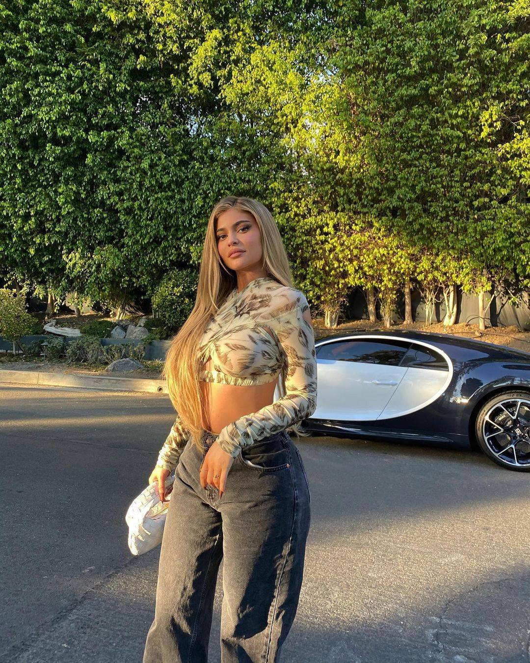 Nữ tỷ phú Kylie Jenner khoe dáng nuột nà bên siêu xe đắt nhất trong bộ sưu tập ảnh 3