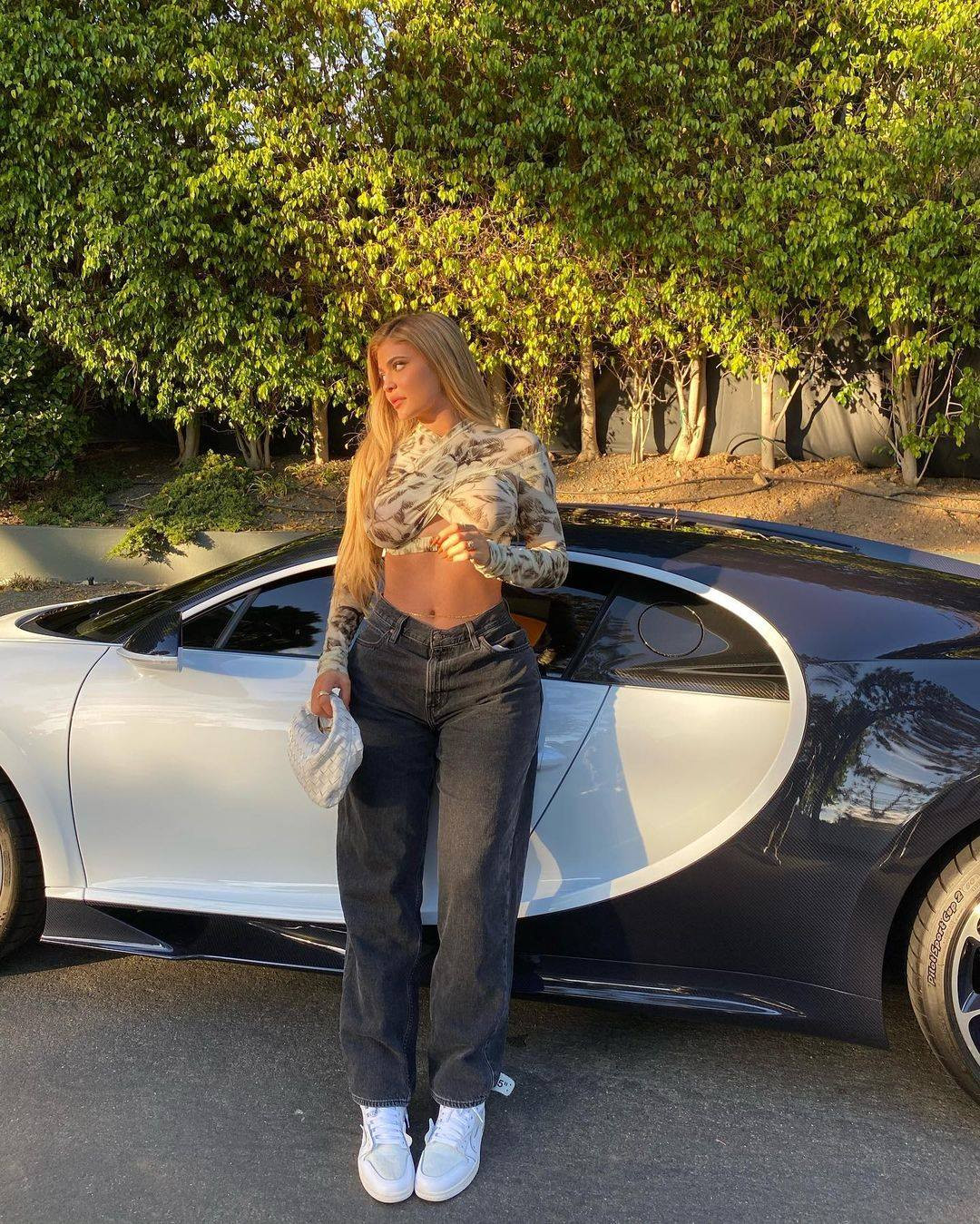 Nữ tỷ phú Kylie Jenner khoe dáng nuột nà bên siêu xe đắt nhất trong bộ sưu tập ảnh 5