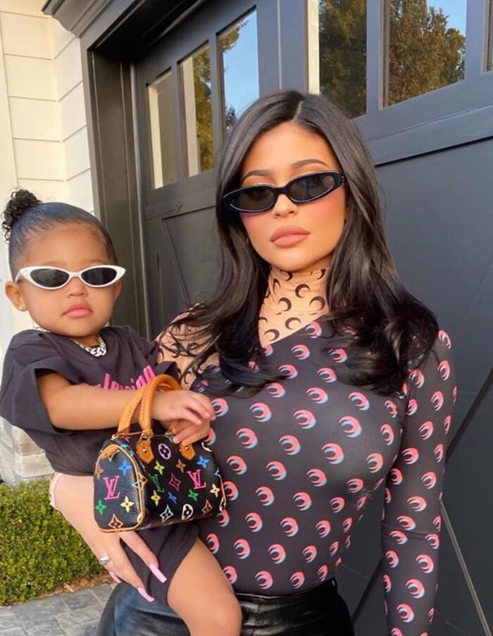Mới lên 3 nhưng con gái nhà Kylie Jenner đã sở hữu loạt hàng hiệu 'khủng' ảnh 4
