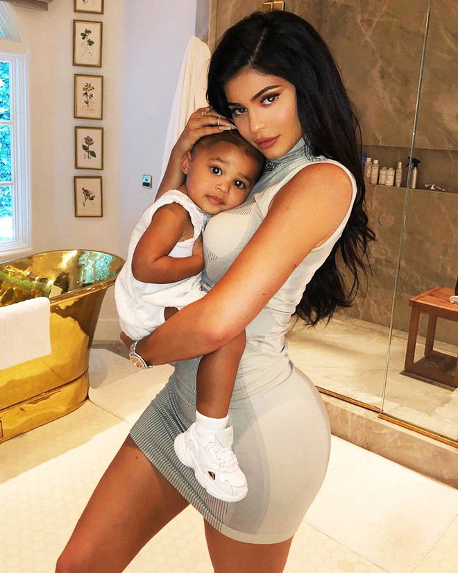 Mới lên 3 nhưng con gái nhà Kylie Jenner đã sở hữu loạt hàng hiệu 'khủng' ảnh 1