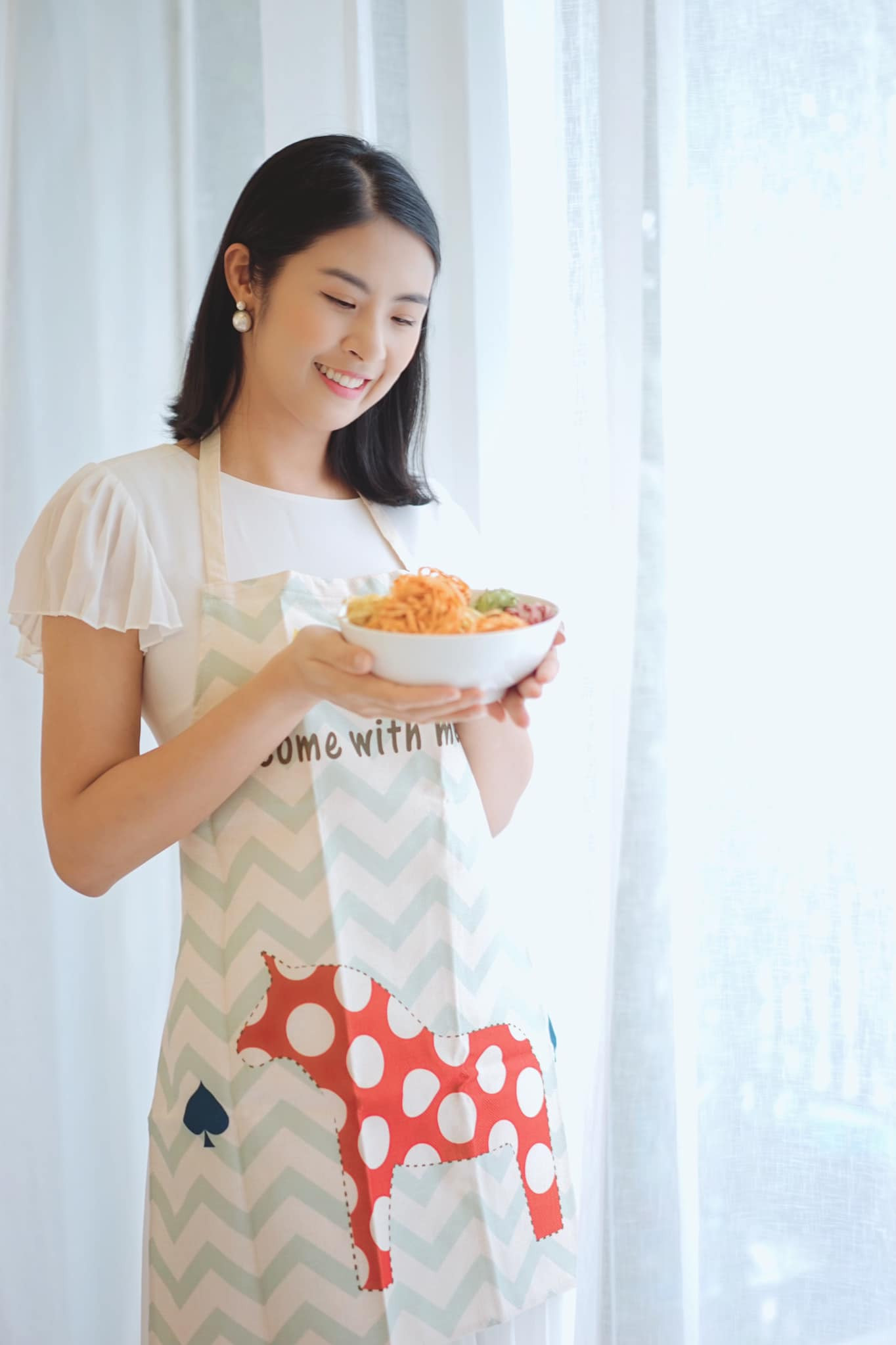 Hoa hậu Ngọc Hân vào bếp làm mì ngũ sắc cho ngày ăn chay ảnh 4