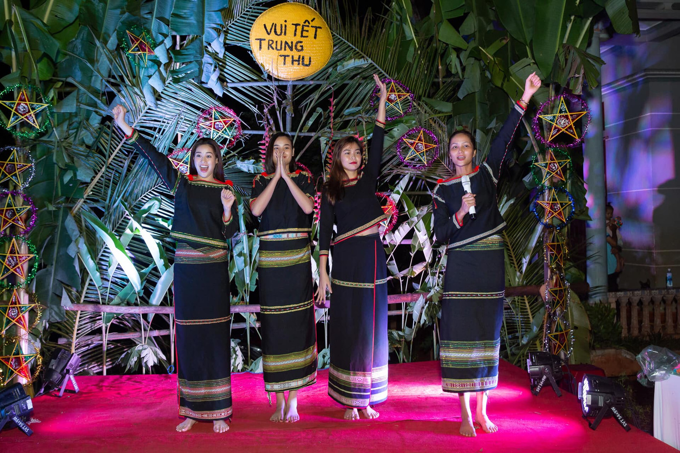 Hoa hậu H'Hen Niê, Khánh Vân và người đẹp mang trung thu về với buôn làng ảnh 2