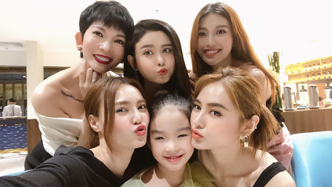 Thủ môn Bùi Tiến Dũng và 'hội chị em' showbiz dự sinh nhật của siêu mẫu Xuân Lan ảnh 2