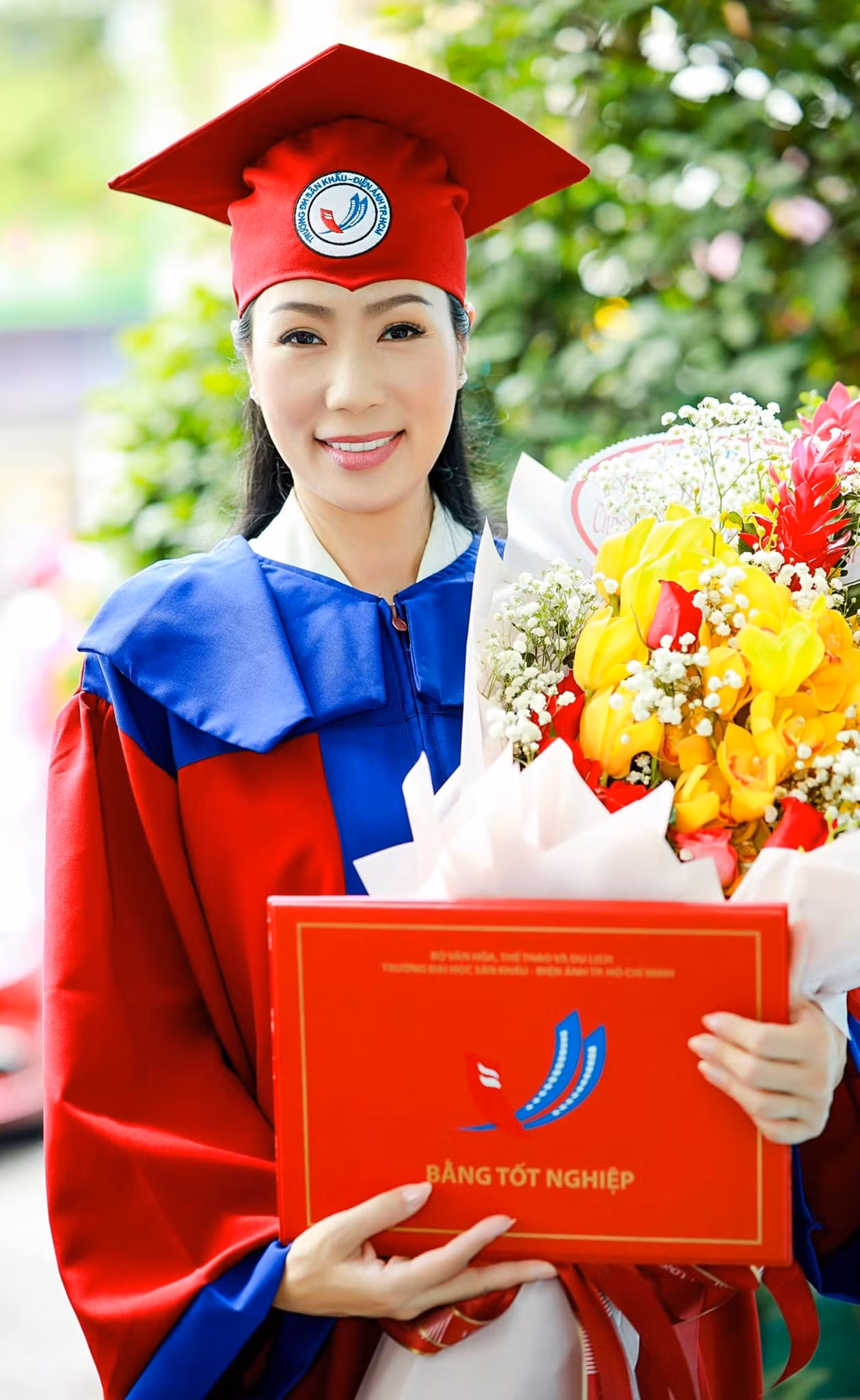 Á hậu Trịnh Kim Chi tốt nghiệp Cử nhân Đại học Sân khấu - Điện ảnh ở tuổi 49 ảnh 1