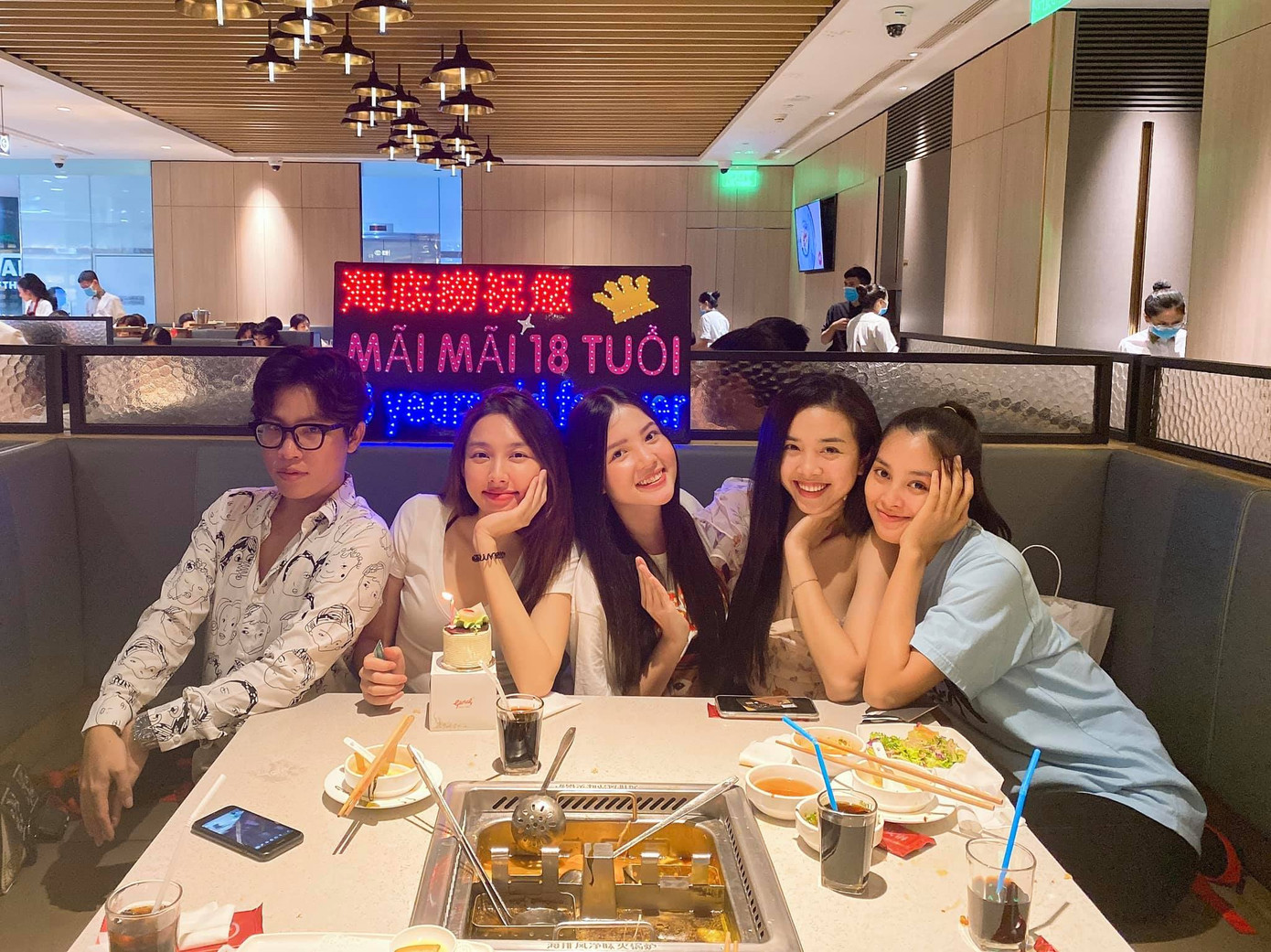 'Hội chị em hoa hậu' giản dị tụ họp trong bữa tiệc sinh nhật của người đẹp Thùy Tiên ảnh 2