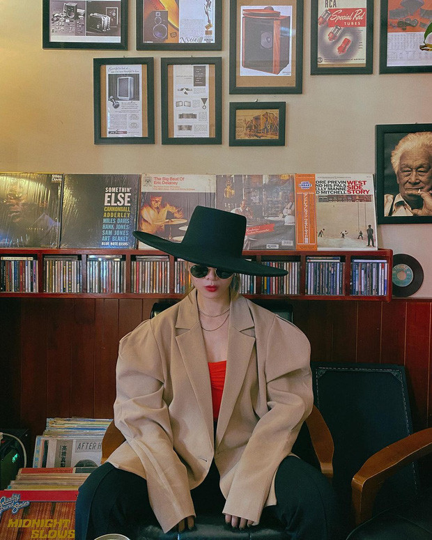 Tóc Tiên khoe street style với túi hiệu, Quỳnh Anh Shyn - Khánh Linh 'đụng hàng' ảnh 4