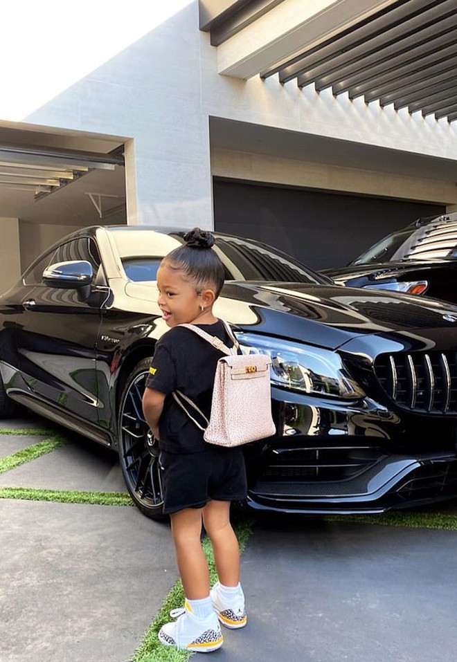 Mới lên 3 nhưng con gái nhà Kylie Jenner đã sở hữu loạt hàng hiệu 'khủng' ảnh 8