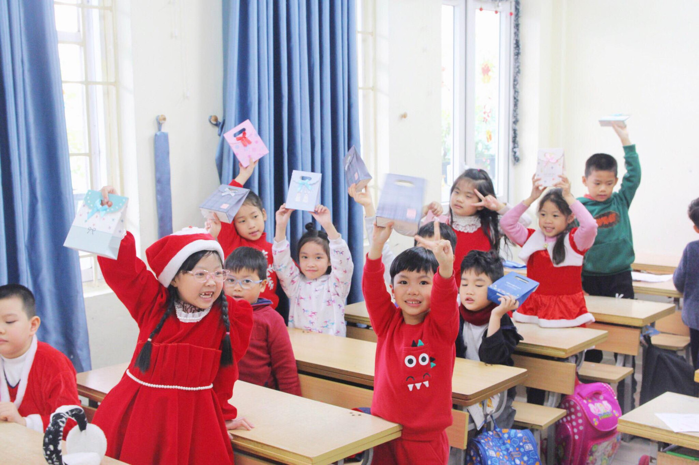 Một ngày bận rộn của 'ông già Noel' 9x tại Hà Nội ảnh 6