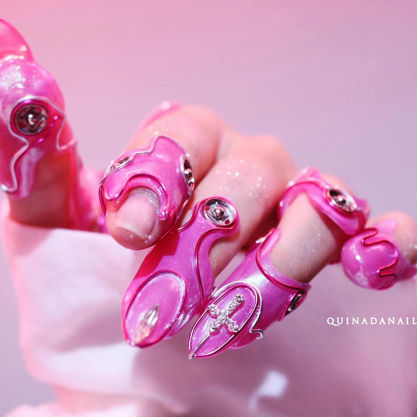 Nghệ sĩ vẽ móng Việt Nam từng được lên báo Anh, hợp tác với nhiều sao nổi tiếng ảnh 4