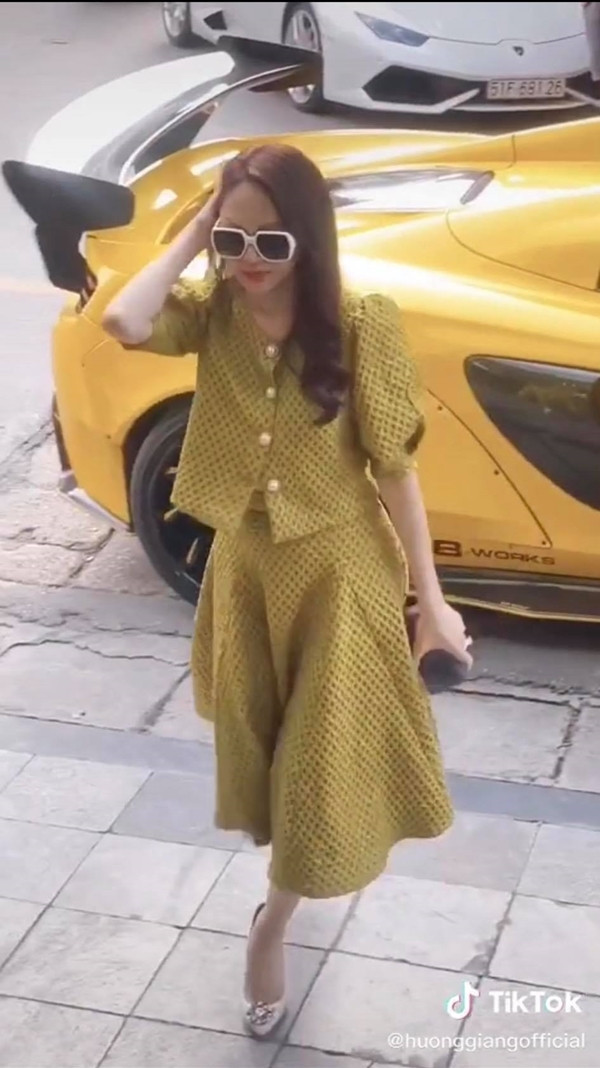 Cặp chị em Hương Giang - Hòa Minzy lại đụng hàng, đẹp bất phân thắng bại ảnh 3