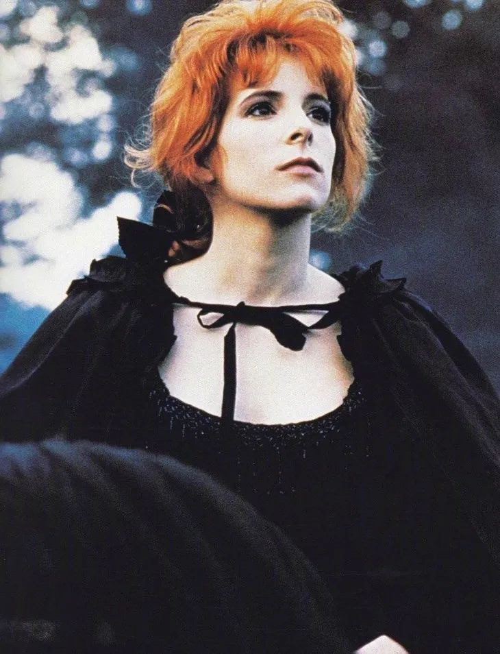 Nhan sắc 'bước ra từ truyện tranh' của nữ danh ca U60 người Pháp ảnh 3