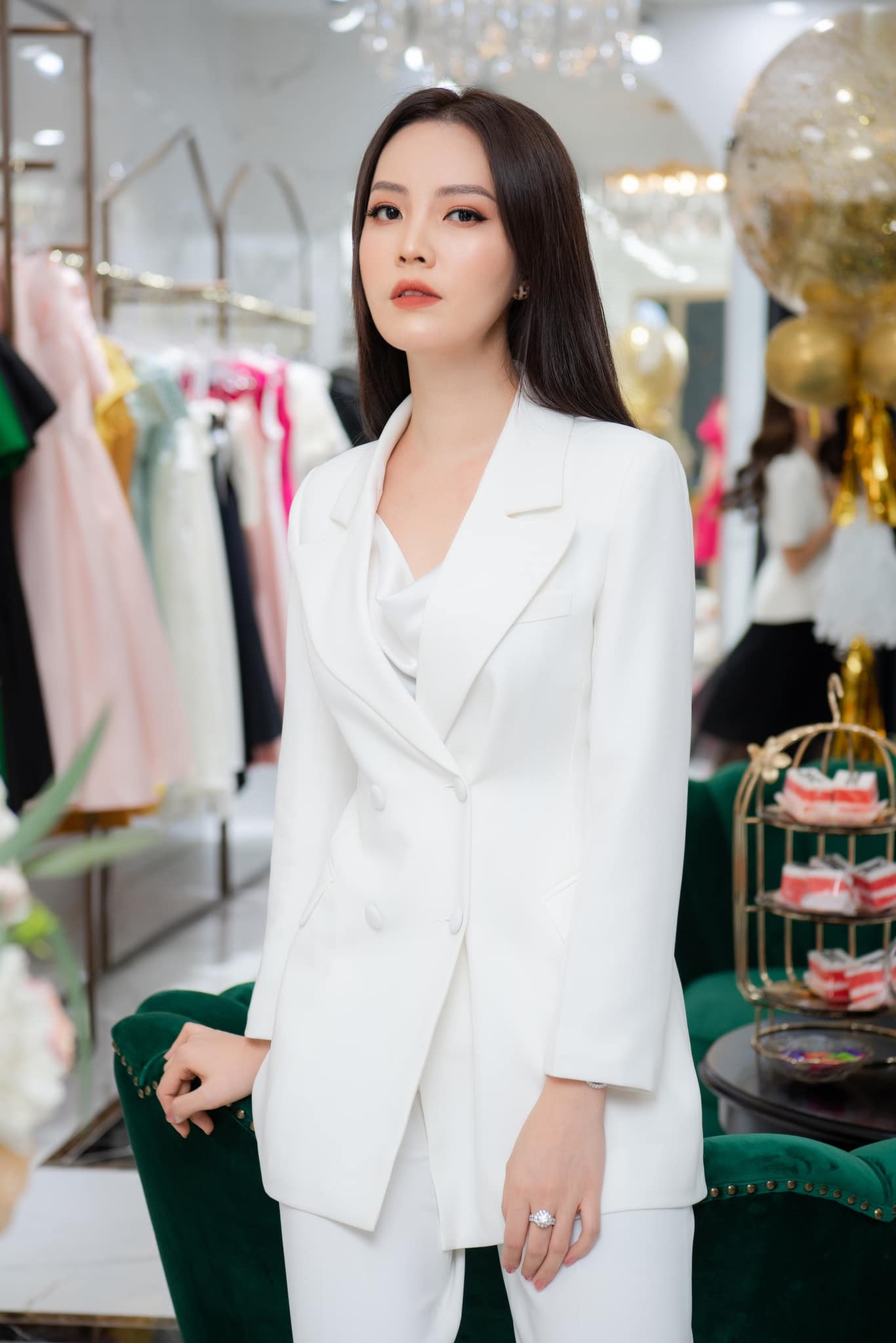 Hari Won-Trấn Thành phối đồ ton-sur-ton, Mai Phương Thúy diện váy xẻ ngực gợi cảm ảnh 4