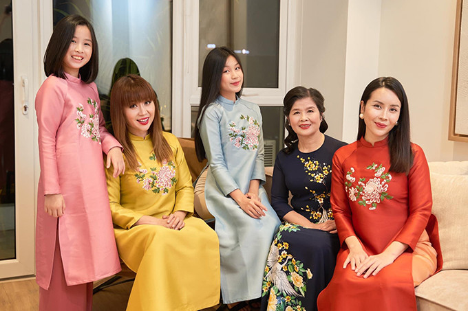 Sao Việt xúng xính áo dài đủ kiểu dáng, màu sắc đẹp ngất ngây đón Tết ảnh 8