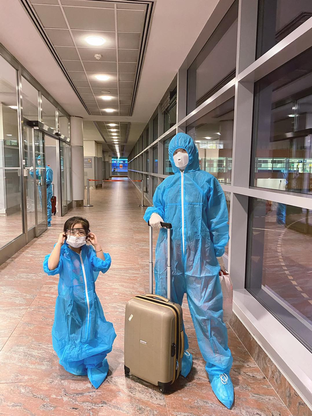 Á hậu Diễm Trang được về nước sau 9 tháng vì COVID-19, dàn hoa á hậu gửi lời chúc mừng ảnh 1