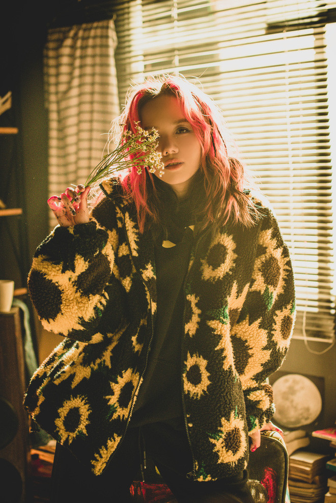 Phương Ly mua áo 90 ngàn ngoài chợ, tự biến tấu trang phục quay MV gây 'sốt' ảnh 1