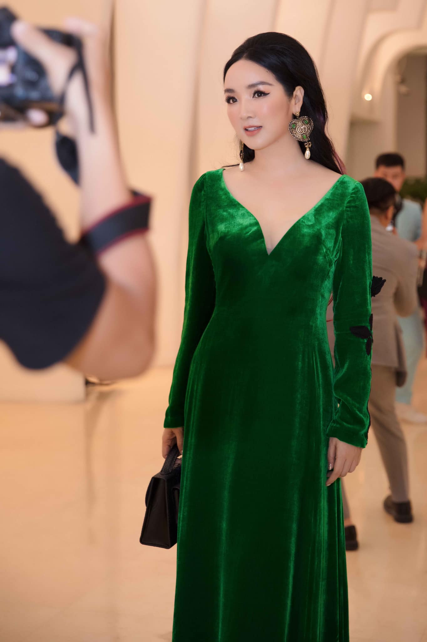 Tóc Tiên khoe street style với túi hiệu, Quỳnh Anh Shyn - Khánh Linh 'đụng hàng' ảnh 6