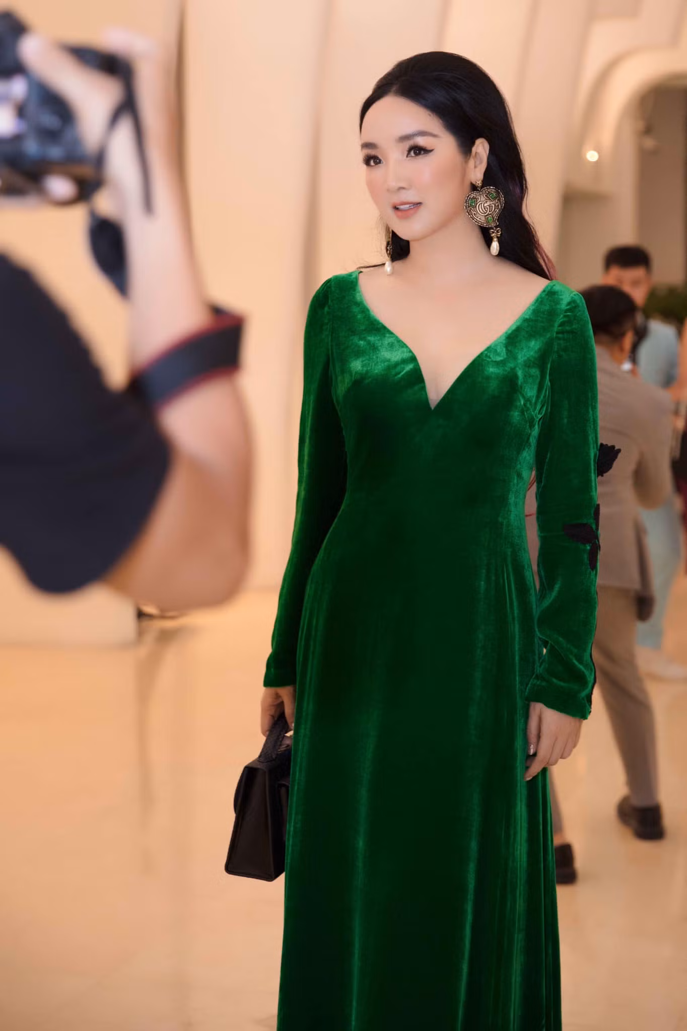 Tóc Tiên khoe street style với túi hiệu, Quỳnh Anh Shyn - Khánh Linh 'đụng hàng' ảnh 6