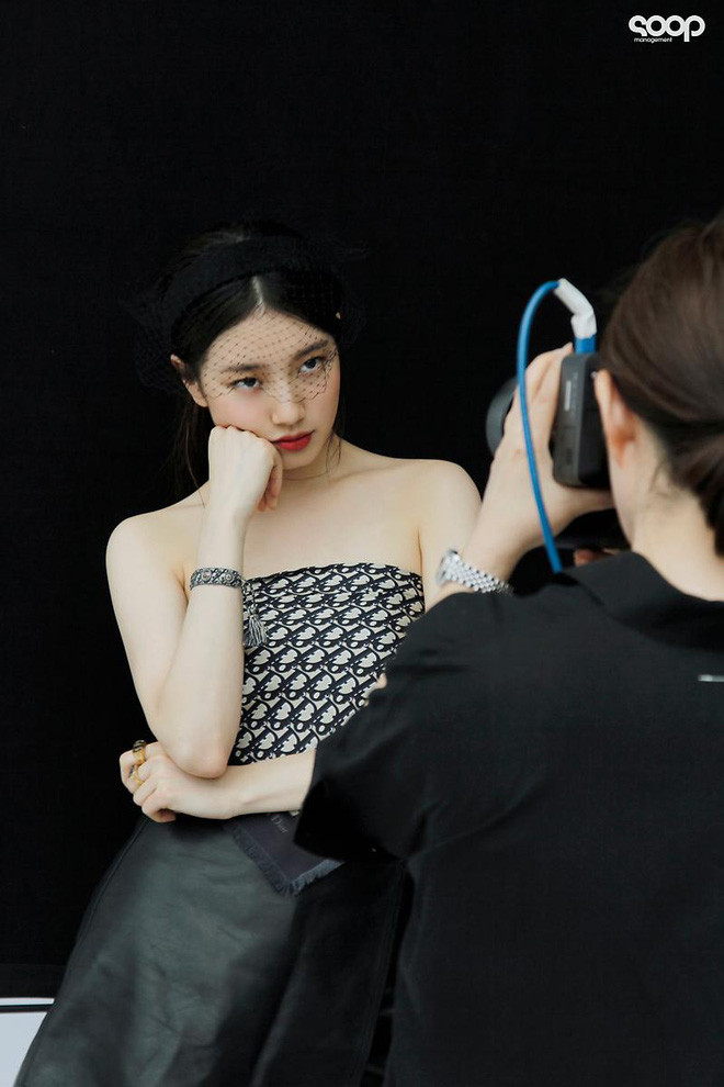 Loạt mỹ nhân xứ Hàn đua nhau đọ dáng với mốt 'lấy khăn làm áo' ảnh 3