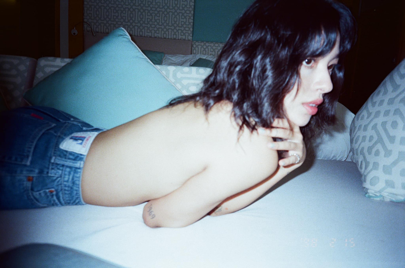 Quán quân The Face Tú Hảo tung ảnh bán nude táo bạo ảnh 1