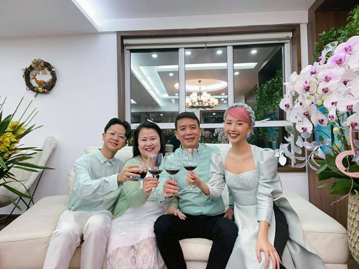 Thiều Bảo Trâm bên gia đình đón Tết, Minh Vương có giao thừa đặc biệt trong khu cách ly ảnh 7