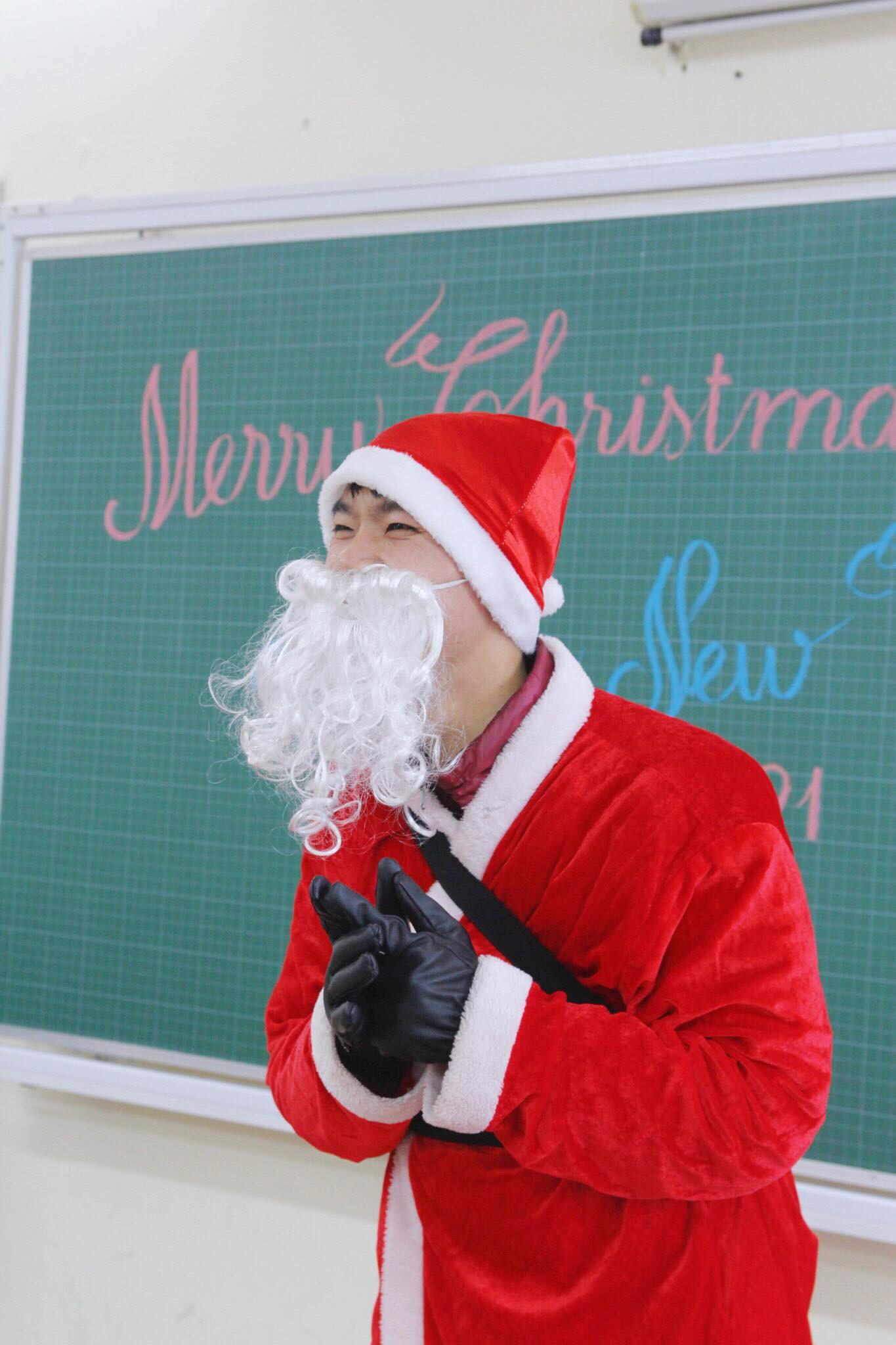 Một ngày bận rộn của 'ông già Noel' 9x tại Hà Nội ảnh 1