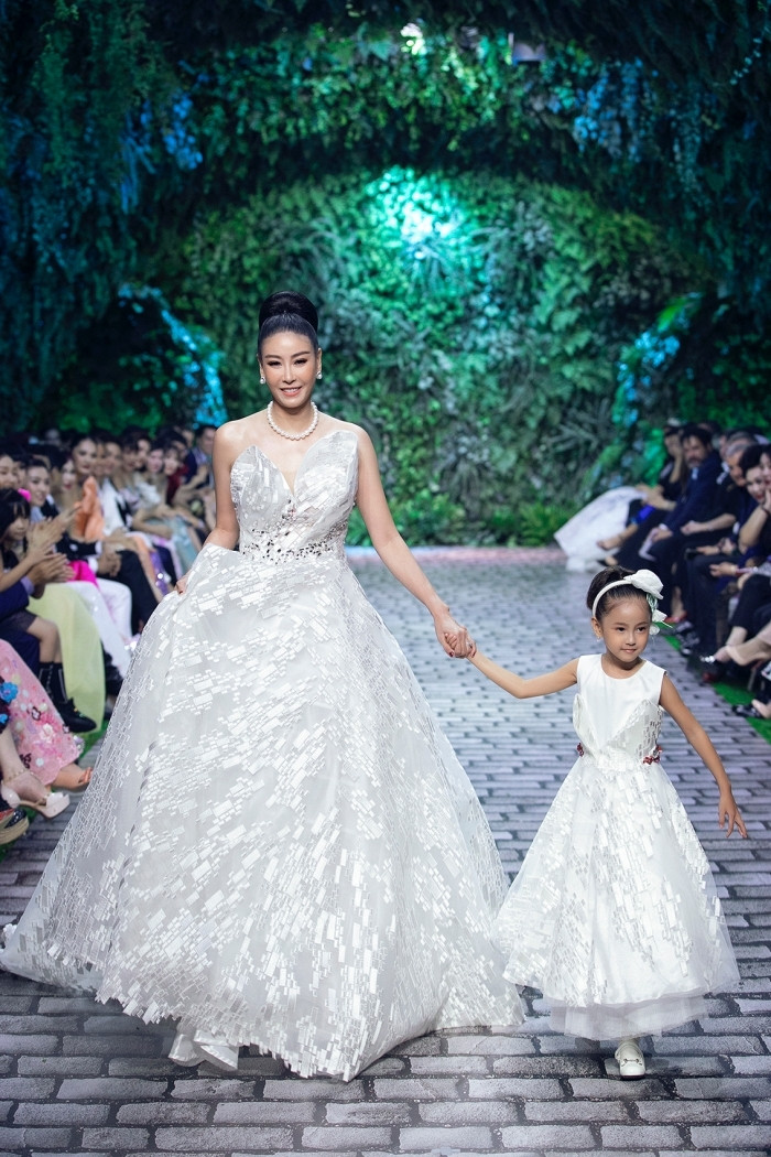 Dàn sao Việt xuýt xoa trước vẻ đáng yêu của con gái Hoa hậu Hà Kiều Anh ảnh 3