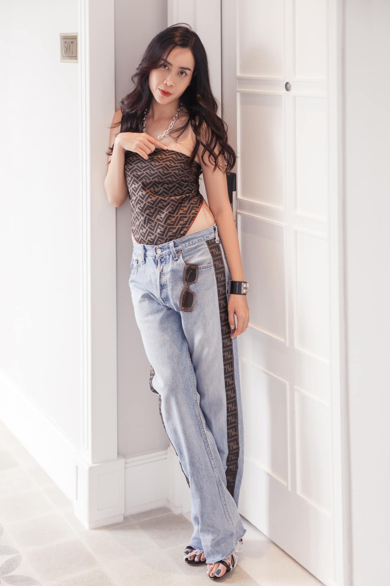 Hoa hậu Đỗ Thị Hà diện đầm khoét eo quyến rũ nhất tuần ảnh 7