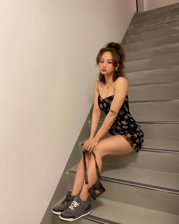 Miu Lê diện váy ngắn sexy, Amee biến hóa áo khoác thành chân váy cực cá tính ảnh 2