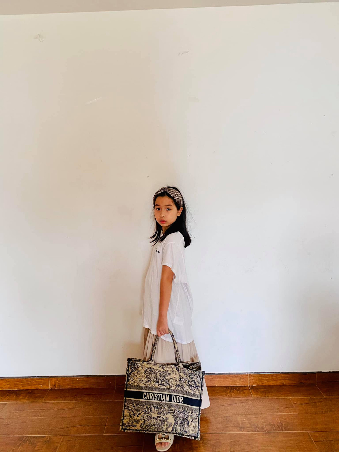 Con gái Hồ Hoài Anh - Lưu Hương Giang 'gây sốt' vì tự mix đồ không kém fashionista ảnh 1