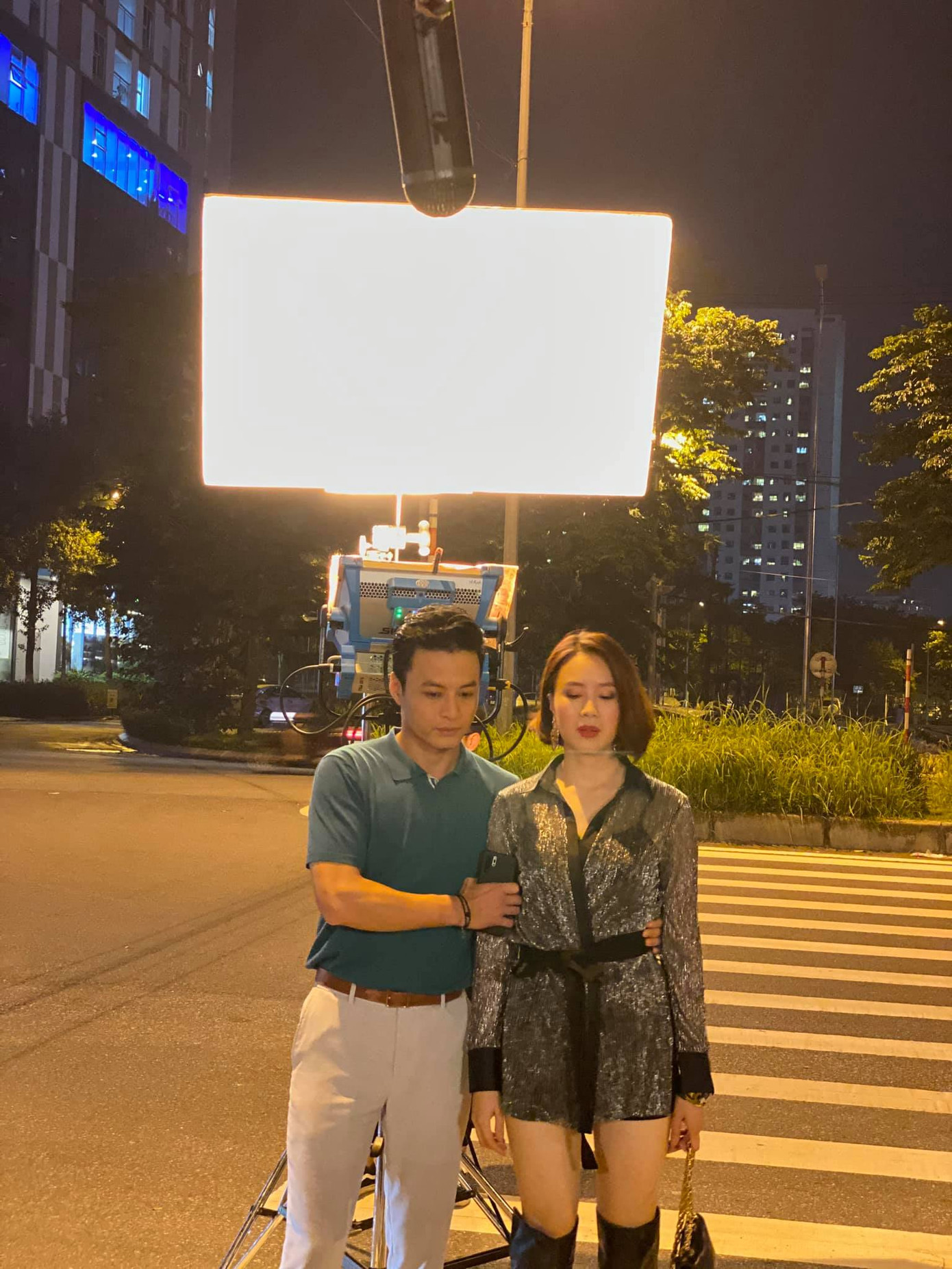 Lộ ảnh Hồng Diễm mặc váy ngắn sexy khác lạ, thân mật bên Hồng Đăng trong phim mới ảnh 3