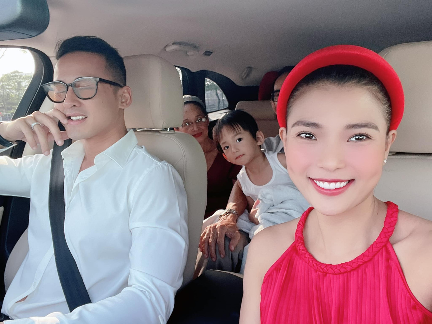 SAO VIỆT MÙNG 1 TẾT: Lệ Quyên đi chùa, Hương Giang tình tứ bên Matt Liu ảnh 4